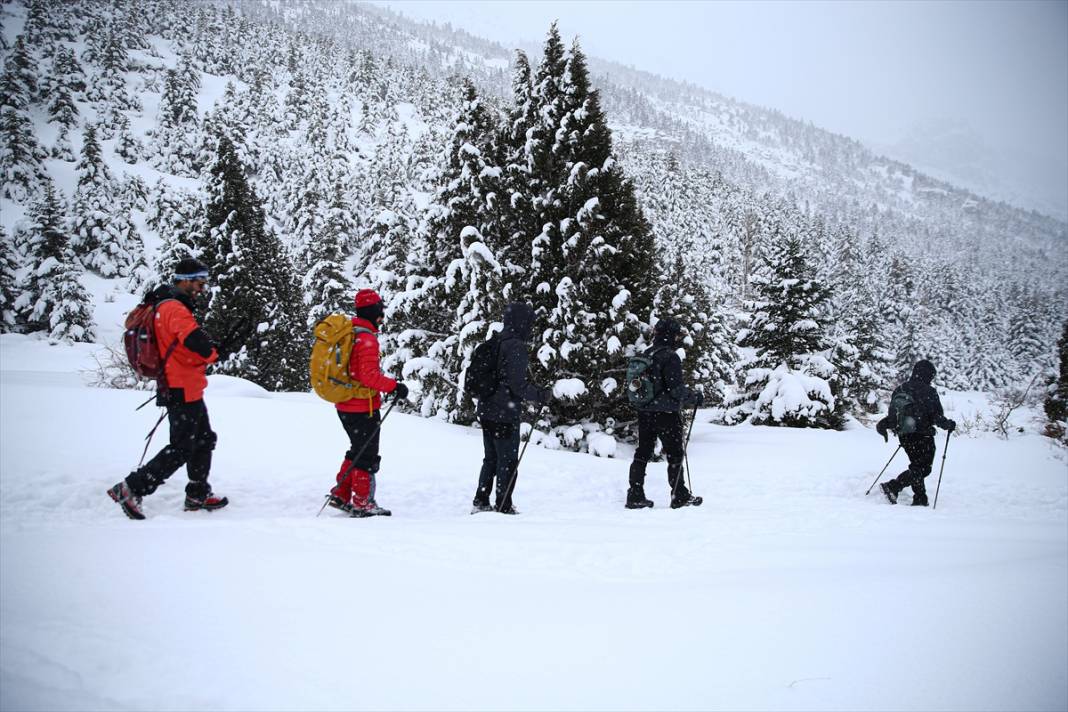 ADANAPOST FOTO GALERİ - Doğa sporcuları Aladağlar'ın karla kaplı eteklerinde sınırlarını zorluyor 2